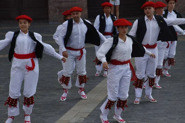 Sokak Festivalinde Bask Halk Dansçıları — Stok fotoğraf