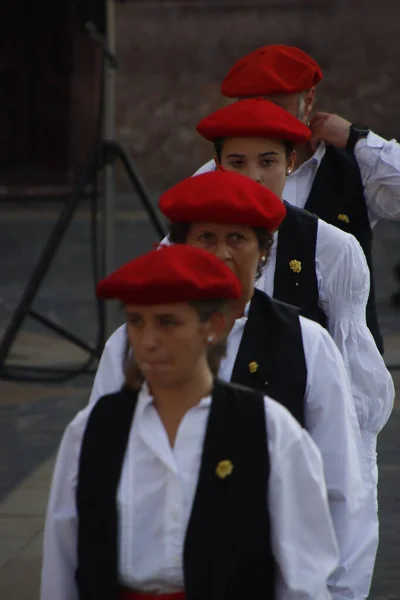 Baskische Volkstänzer Bei Einem Straßenfest — Stockfoto