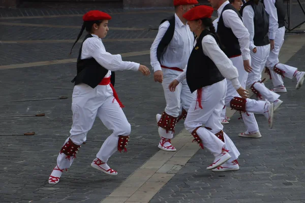 Baskische Volkstänzer Bei Einem Straßenfest — Stockfoto