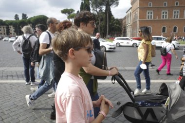 Roma sokaklarında turistler