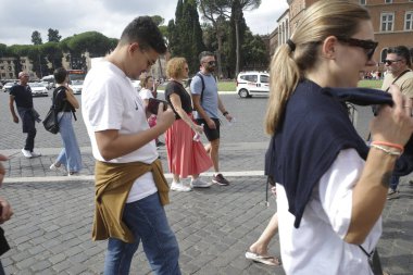 Roma sokaklarında turistler