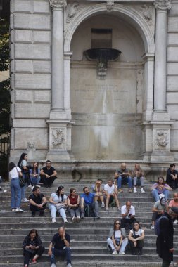 Roma sokaklarında turistler