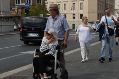 Roma sokaklarında turistler