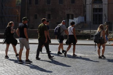 Roma sokaklarında turistler