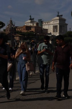 Roma sokaklarında turistler