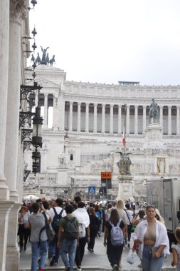 Roma sokaklarında turistler