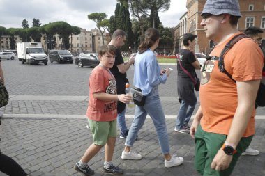 Roma sokaklarında turistler