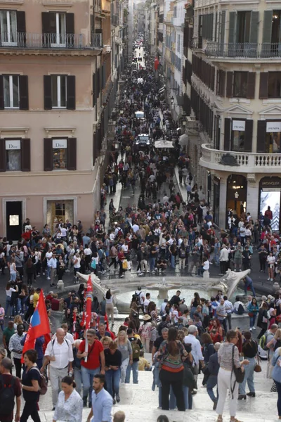 Roma sokaklarında turistler