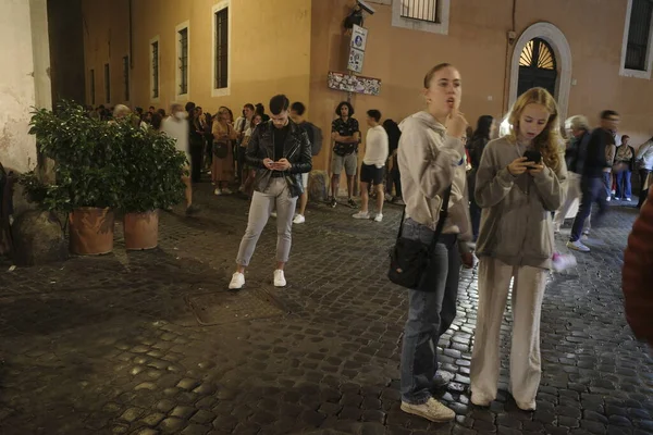 Roma sokaklarında turistler