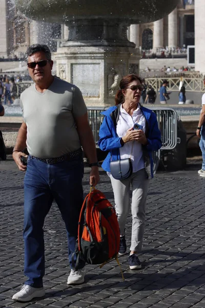 Roma sokaklarında turistler