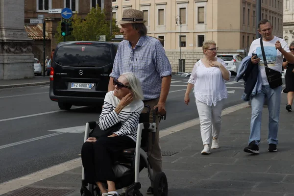 Roma sokaklarında turistler