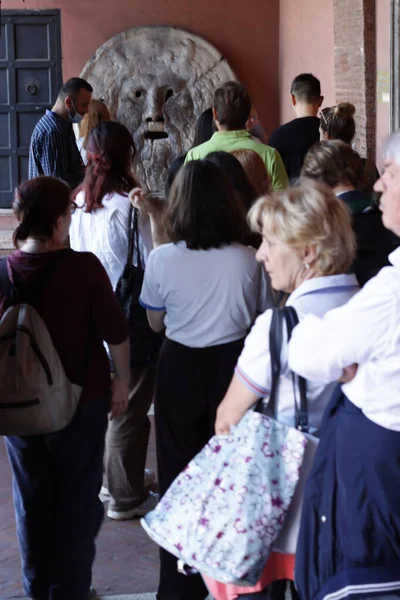 Roma sokaklarında turistler