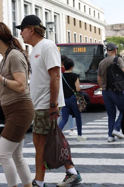 Roma sokaklarında turistler