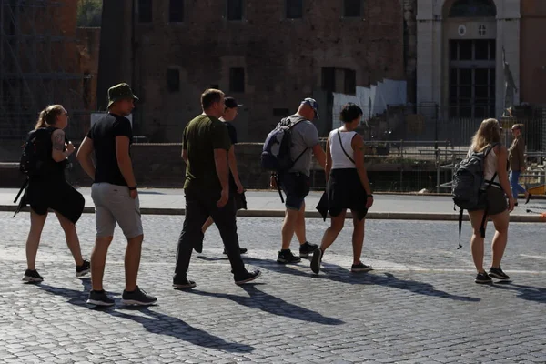 Roma sokaklarında turistler