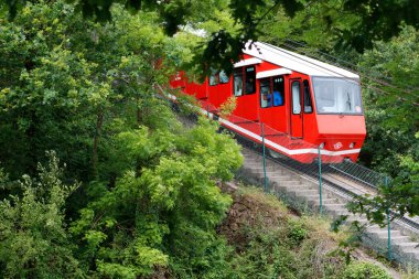 Fermuar treni tepeye çıkıyor.