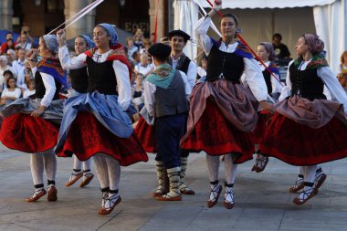 Bir sokak festivalinde Bask halk dansı