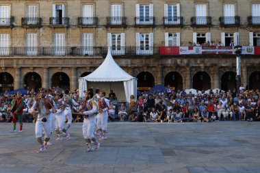 Bir sokak festivalinde Bask halk dansı