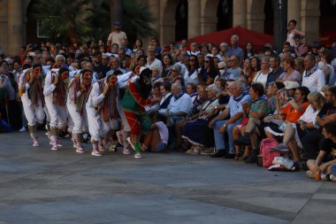 Bir sokak festivalinde Bask halk dansı