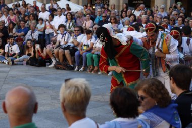Bir sokak festivalinde Bask halk dansı