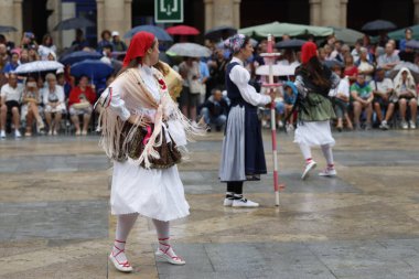 Sokaktaki basklı halk dansçıları