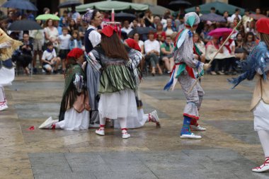 Sokaktaki basklı halk dansçıları
