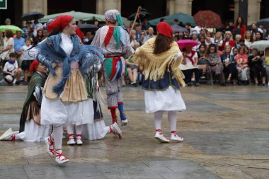 Sokaktaki basklı halk dansçıları