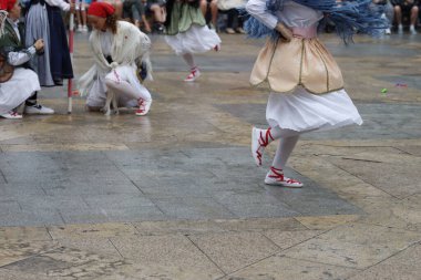 Sokaktaki basklı halk dansçıları