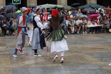 Sokaktaki basklı halk dansçıları