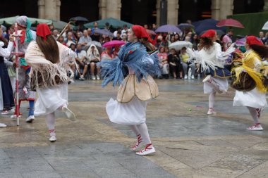 Sokaktaki basklı halk dansçıları