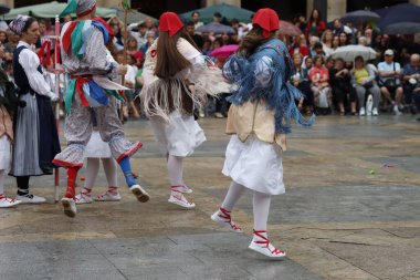 Sokaktaki basklı halk dansçıları
