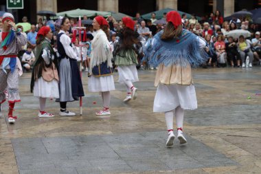 Sokaktaki basklı halk dansçıları