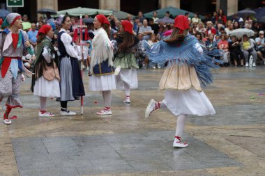 Sokaktaki basklı halk dansçıları
