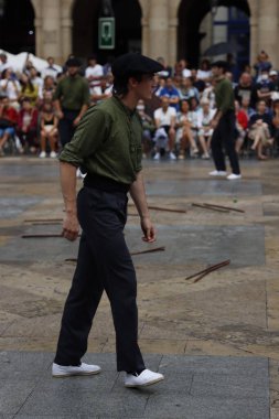 Sokaktaki basklı halk dansçıları