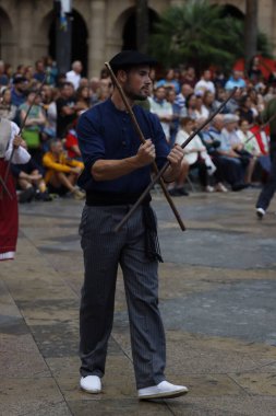 Sokaktaki basklı halk dansçıları