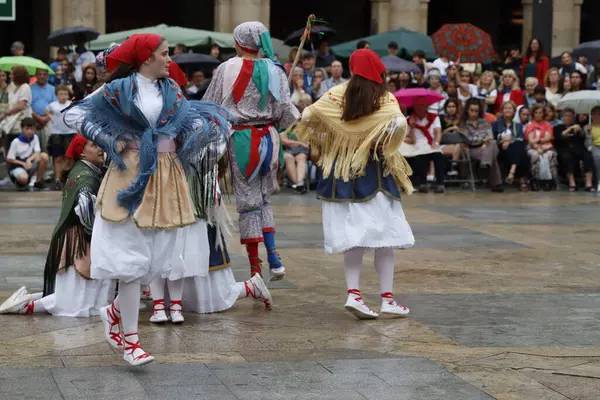 Sokaktaki basklı halk dansçıları