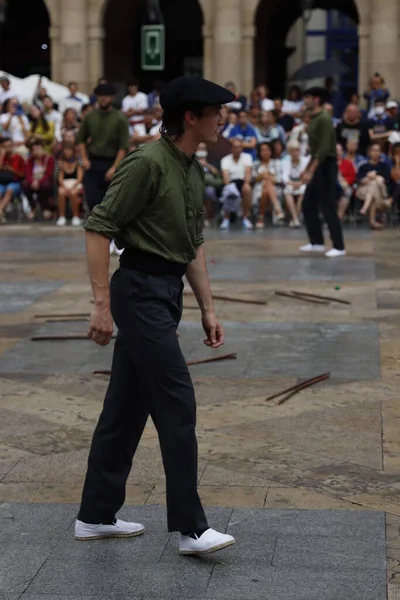 Sokaktaki basklı halk dansçıları