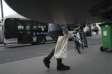 PARIS, FRANCE - 28 Nisan 2022: Paris 'te kentsel çevre