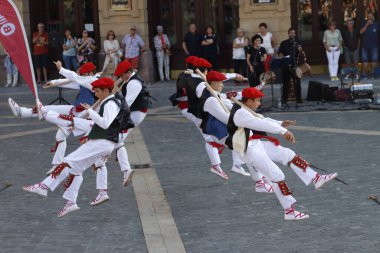 Bilbao 'daki Bask halk dansçıları