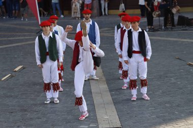 Bilbao 'daki Bask halk dansçıları
