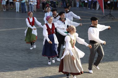 Sokaktaki basklı halk dansçıları