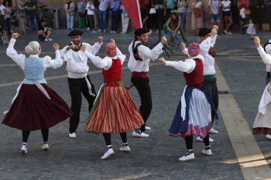 Sokaktaki basklı halk dansçıları