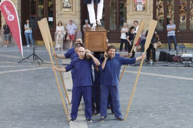 Sokaktaki basklı halk dansçıları