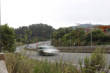 Araba yolda gidiyor.