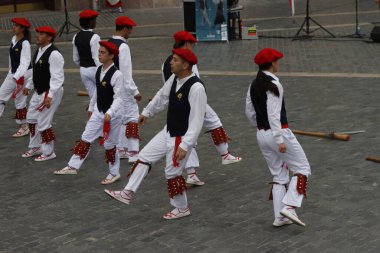 Sokakta Bask halk dansı festivali