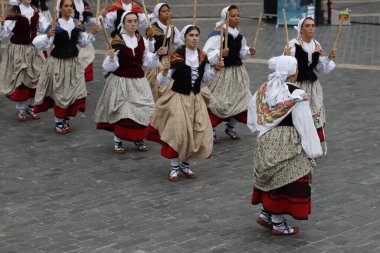 Sokak festivalinde Bask halk dansçısı