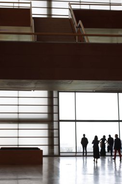 San Sebastian 'da modern bir binanın içindeki insanlar.