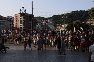 Bir yaz günü meydanda kalabalık