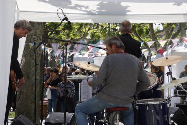 Bayonne, Fransa 'da bir parkta parti