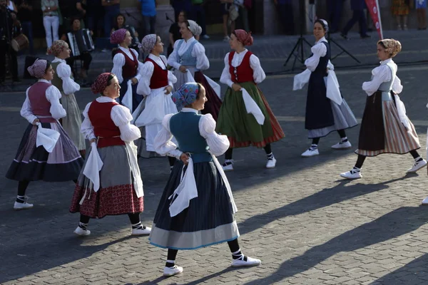 野外フェスティバルでバスクの民俗舞踊家 — ストック写真