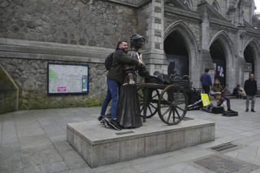 Dublin, İrlanda 'da Molly Malone heykeline dokunan bir turist